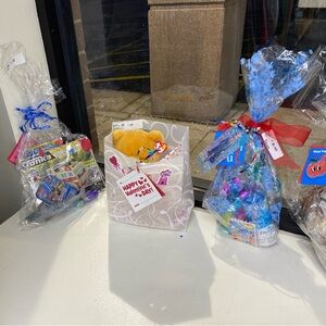 Valentine's Day handmade "Frozen" gift bag comes with many items in cellophane